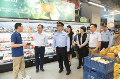 <b>静安区市场监视办理局副局长许轶斌正在讲话中</b>