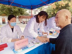 正在东沩广场成办2025年食物平安宣传周勾当